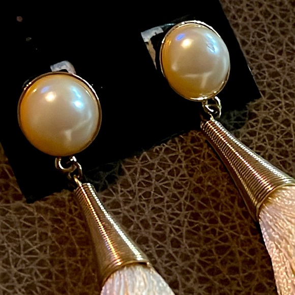 TASSEL EARRINGS | CREAM + PEARL - Picture 3 of 4
